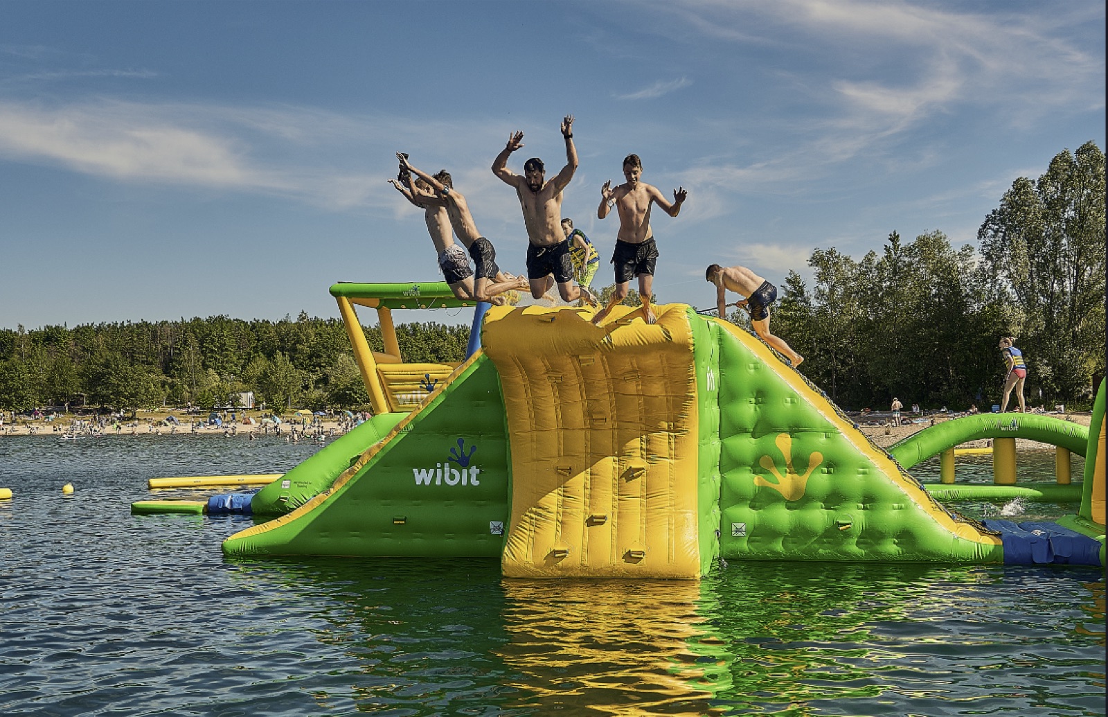 Team feiert auf dem WIBIT Wasser-Parcours