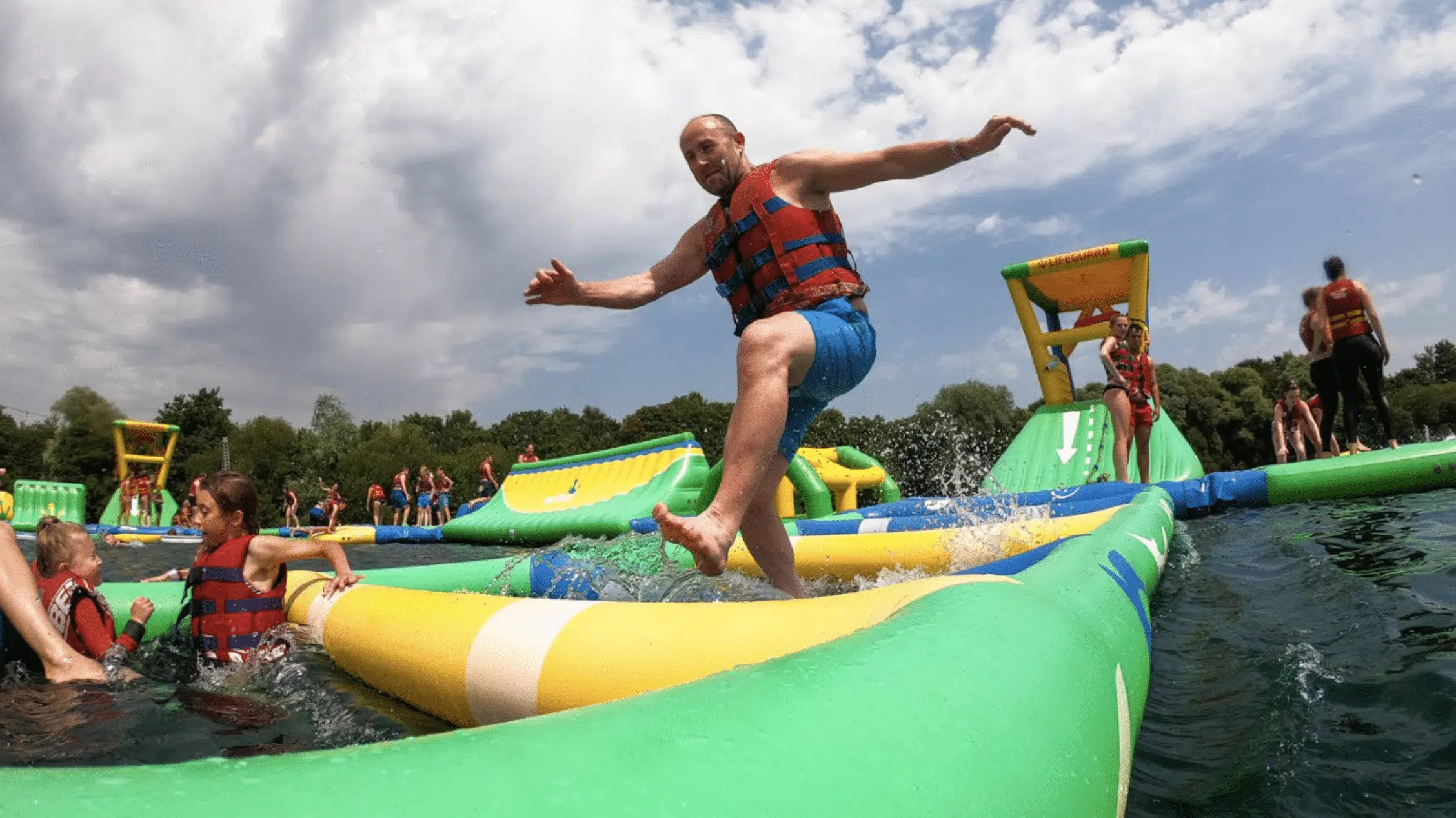 Team auf dem WIBIT Wasser-Parcours